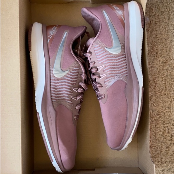 Women’s Nike - Picture 9 of 10